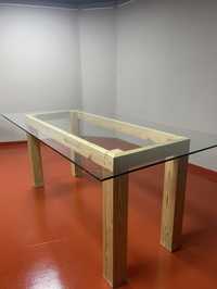 Mesa de vidro e madeira