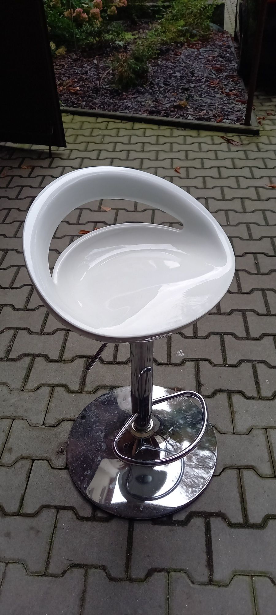 Stół barowy z krzesłami