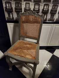 Krzeslo drewniane z rattanem, popielate, rzeźbione.
