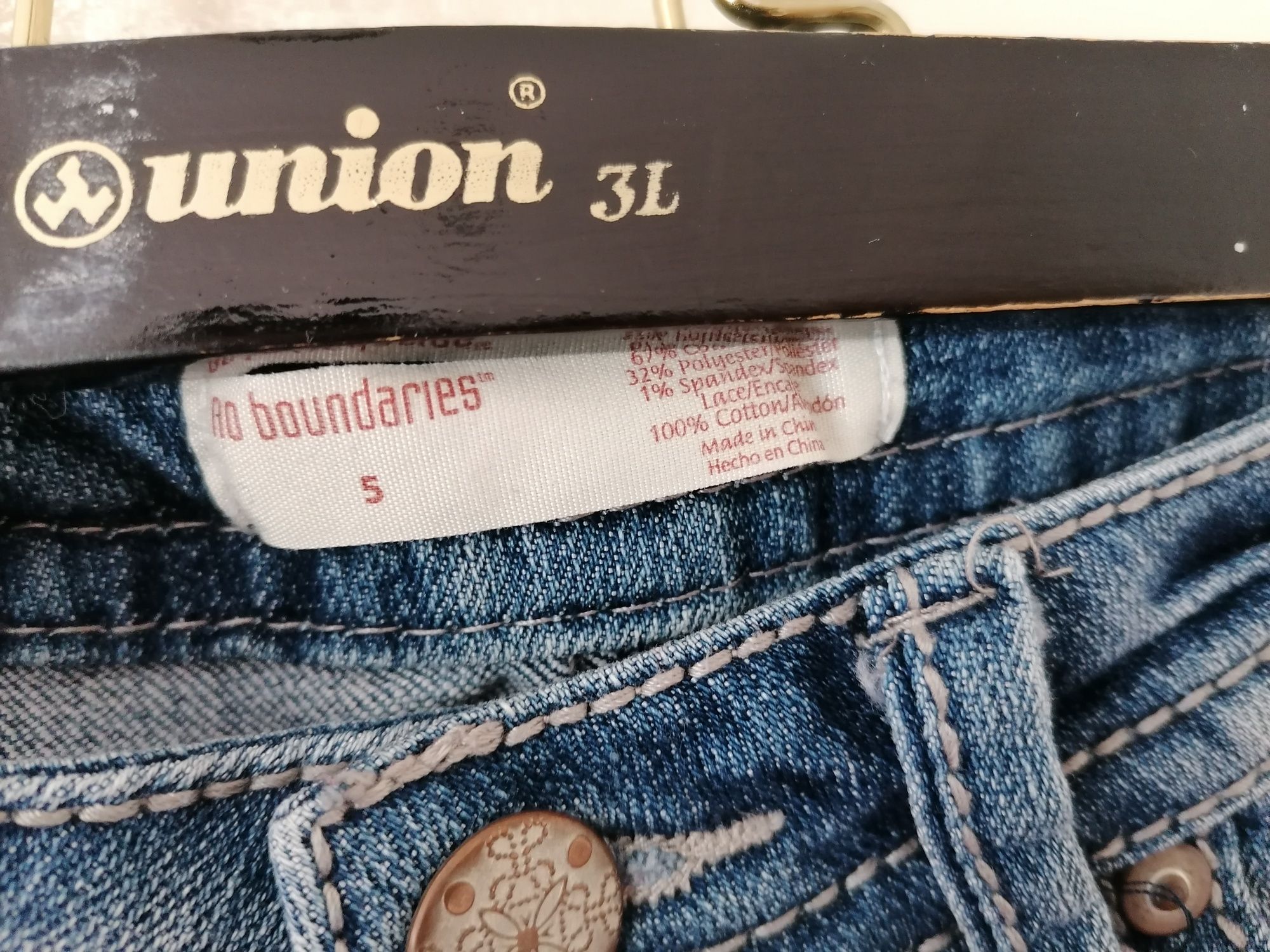 Krótkie jeansowe szorty ze zdobieniem z koronki marki No Boundaries