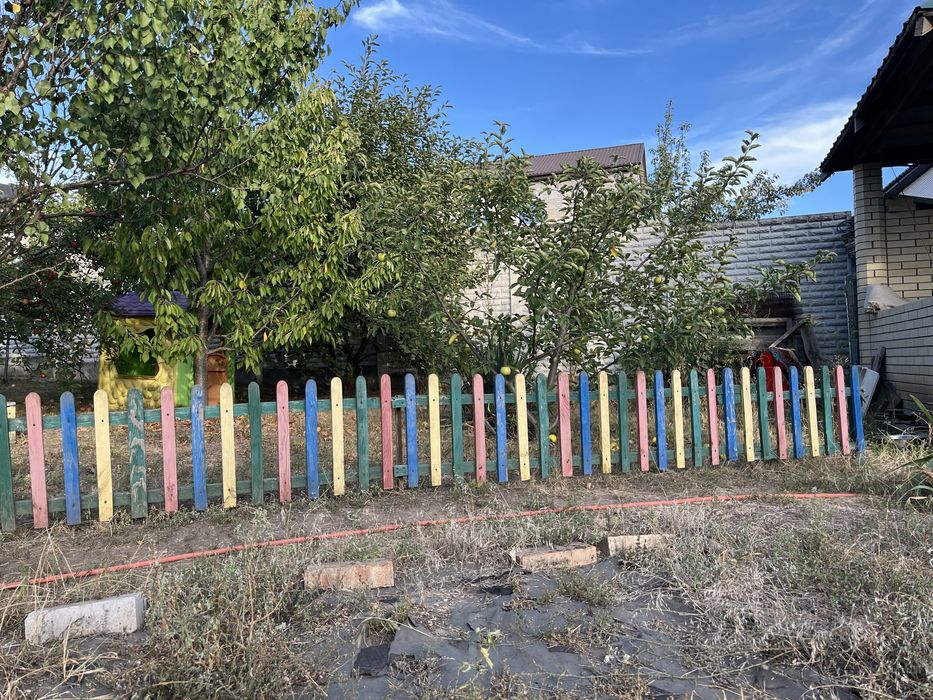 Забор, , огорожа , деревʼяний заборчик для дитячого майданчика