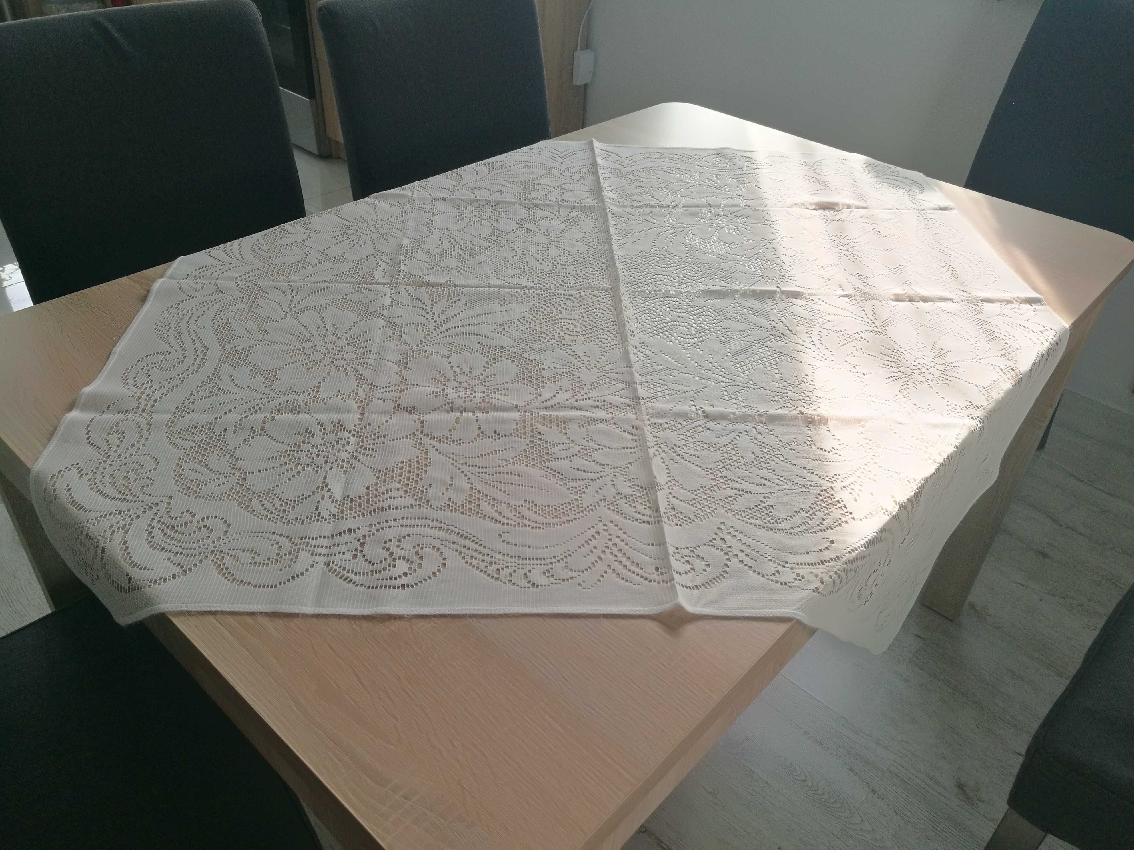 Obrus żakardowy biały 108 x 103 serweta