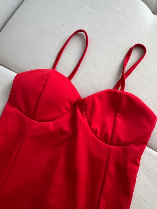 Сукня червона облягаюча