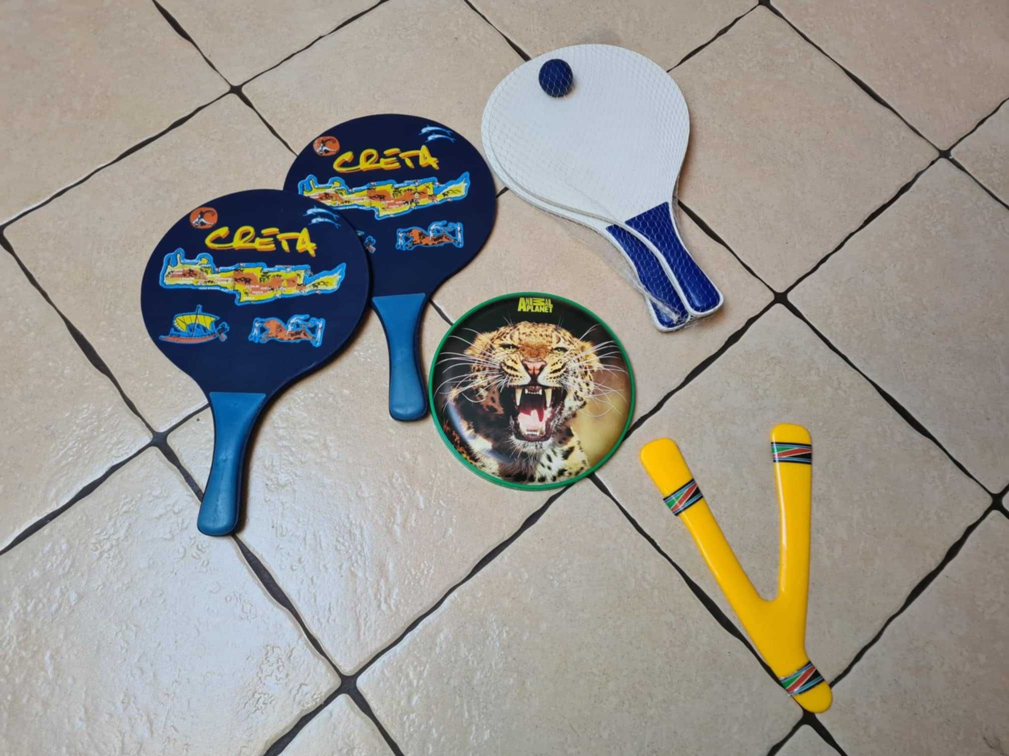 sprzęt na plażę: frisbee, paletki plażowe, bumerang