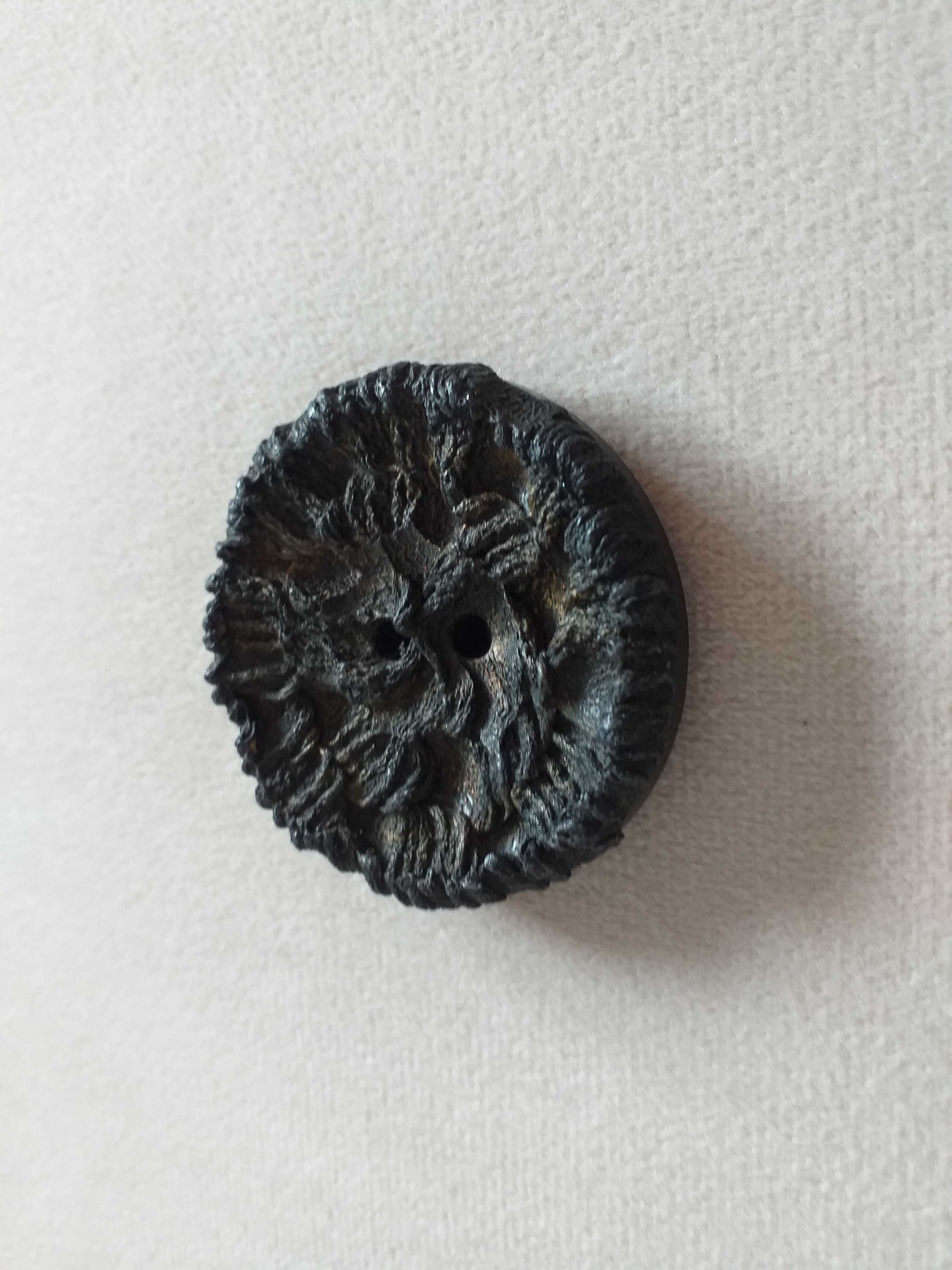 Botão preto com laivos dourados e textura (muito grande)