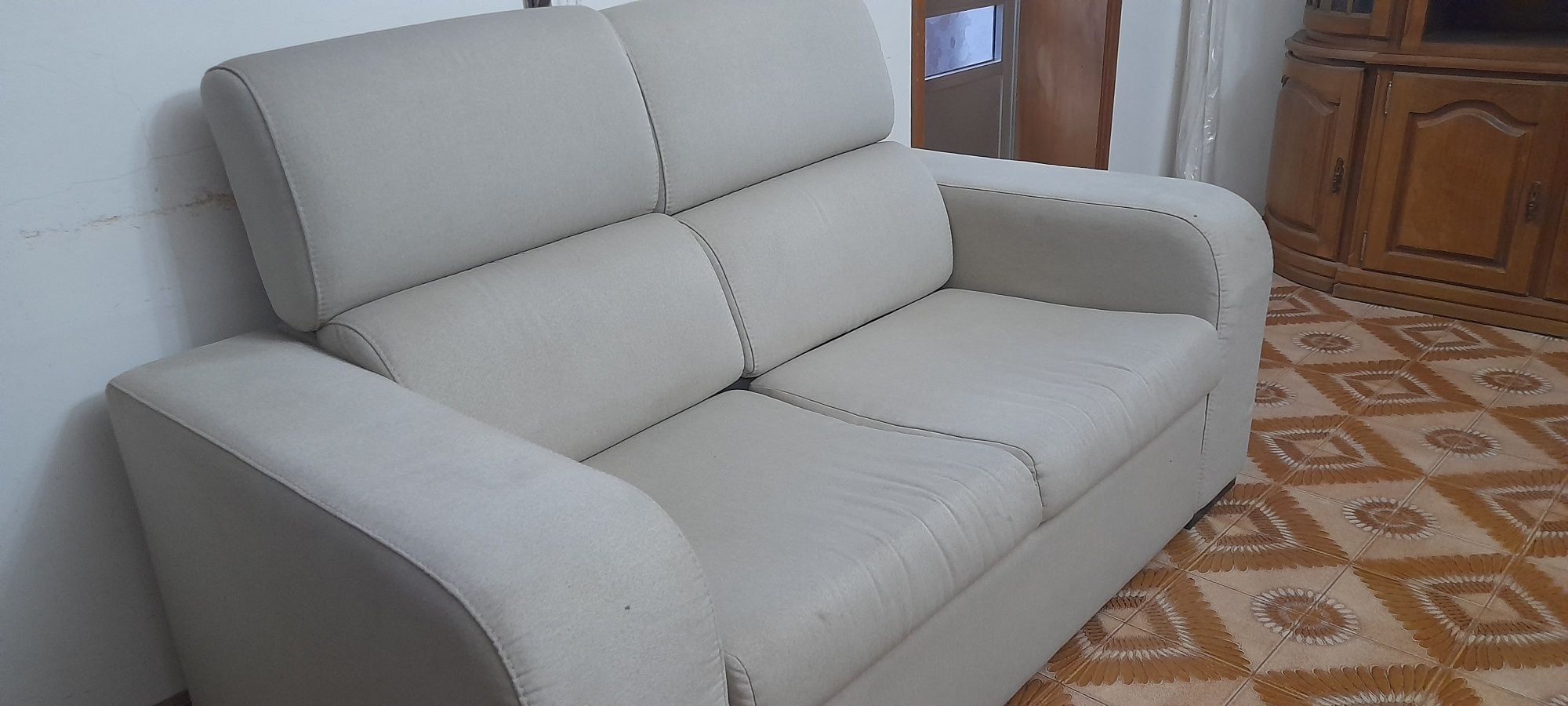 Conjunto de 2 sofás de sala, 3 e 2 lugares, em tecido beige
