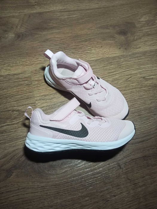 32 розмір Кросівки для дівчинки NIKE REVOLUTION 6 NN