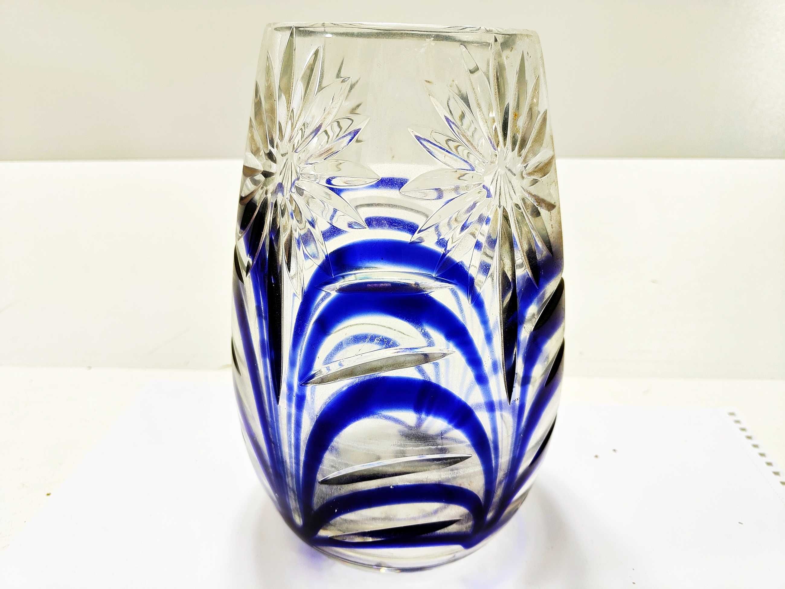 Kryształowy wazon z niebieskimi zdobieniami