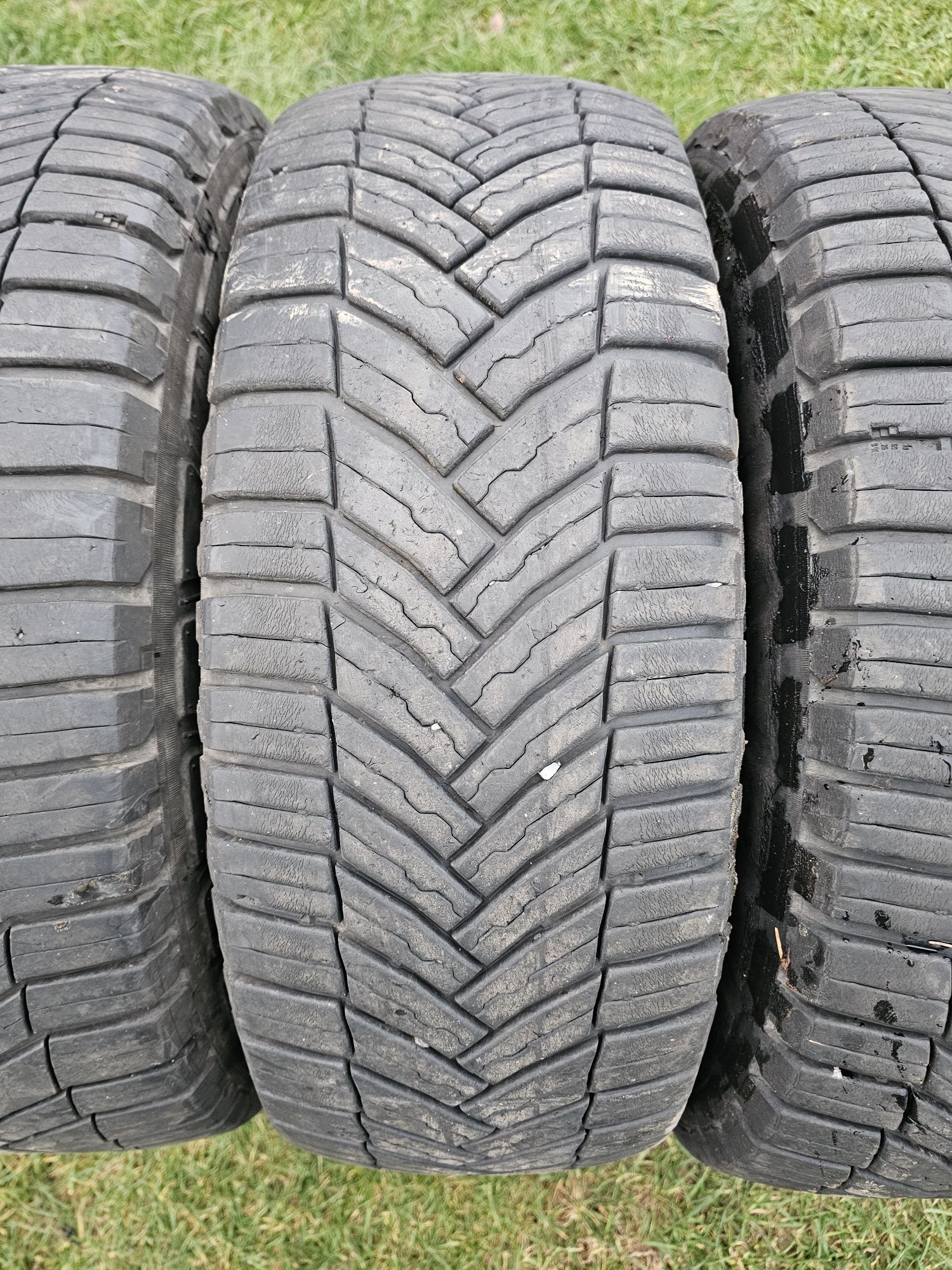 Opony wielosezonowe Michelin Agilis crossclimate 235/65R16 C