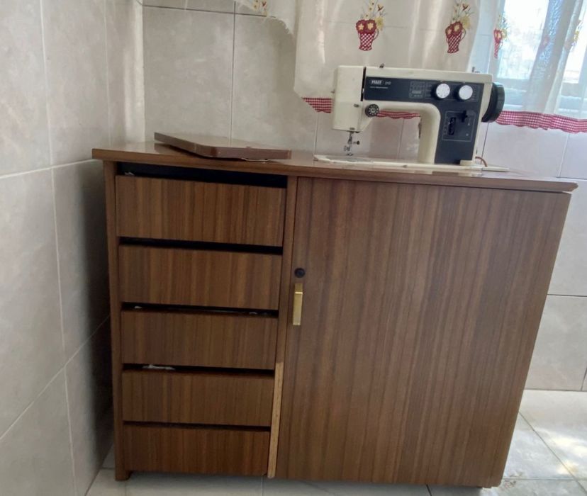 Máquina Costura Elétrica com Móvel