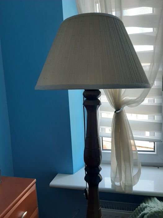 Duża lampa z ciemnego drewna