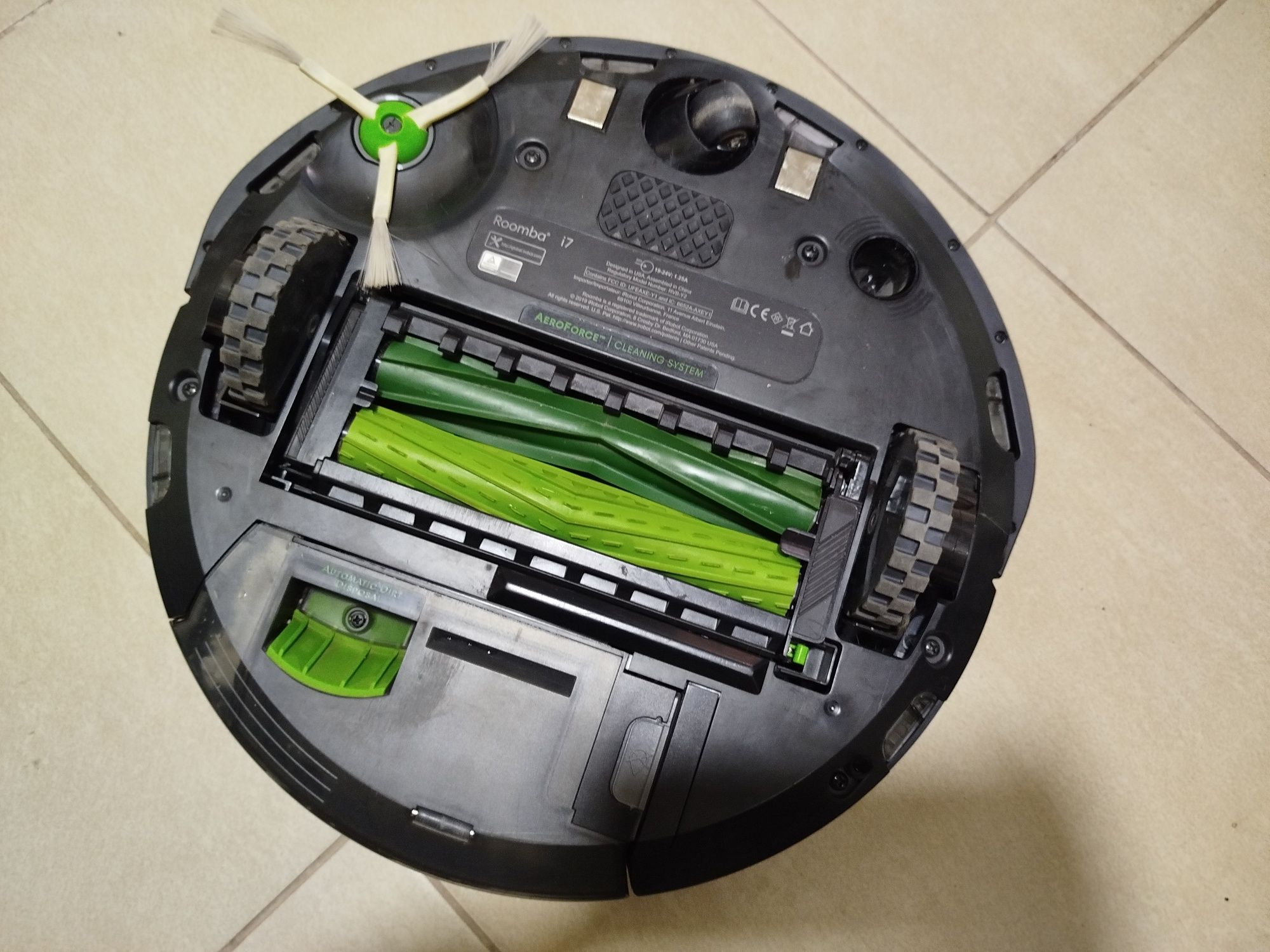 Robot iRoomba i7+ ze stacja dokującą Clean Base