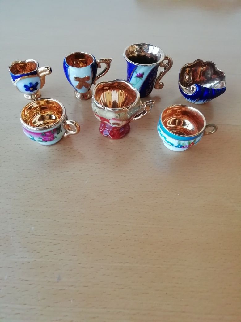 Conjunto de pequenas chávenas em Porcelana.