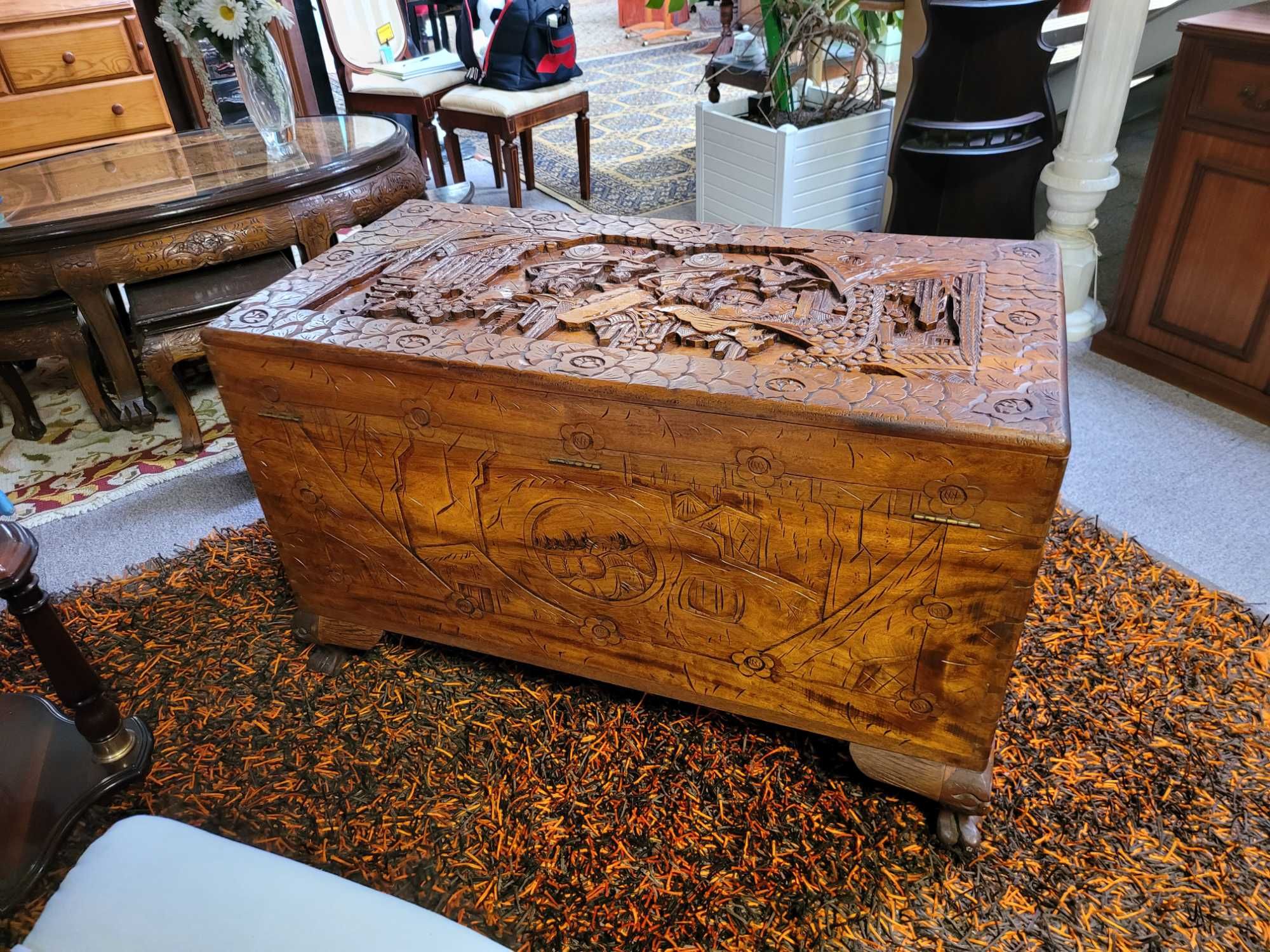 Arca / Baú antigo em madeira de cânfora trabalhada - óptim