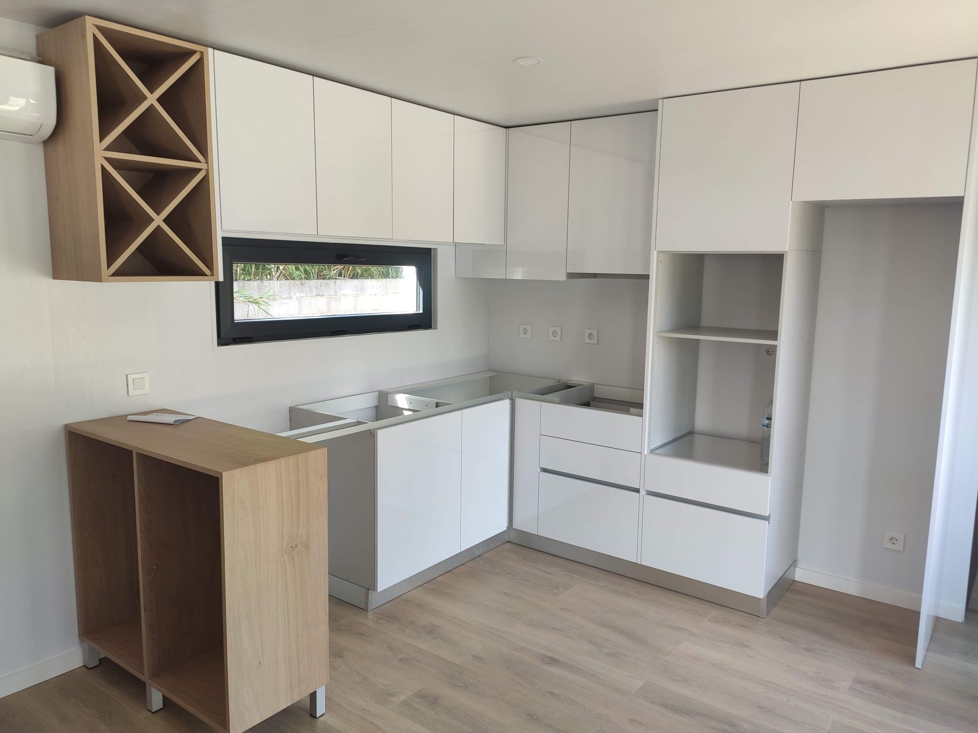Serviço de montagem de mobiliário de cozinha e eletrodomésticos