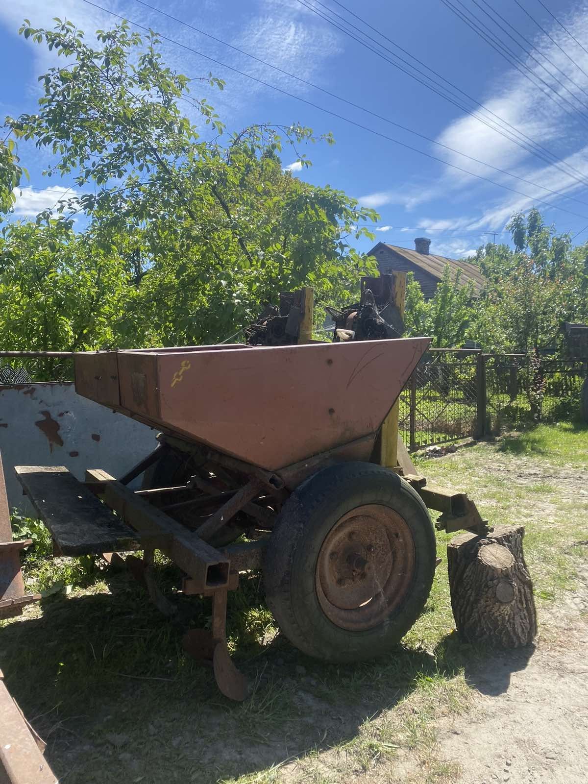 Трактор ЮМЗ в робочому стані+причііп,культиватор,картоплесажалка...