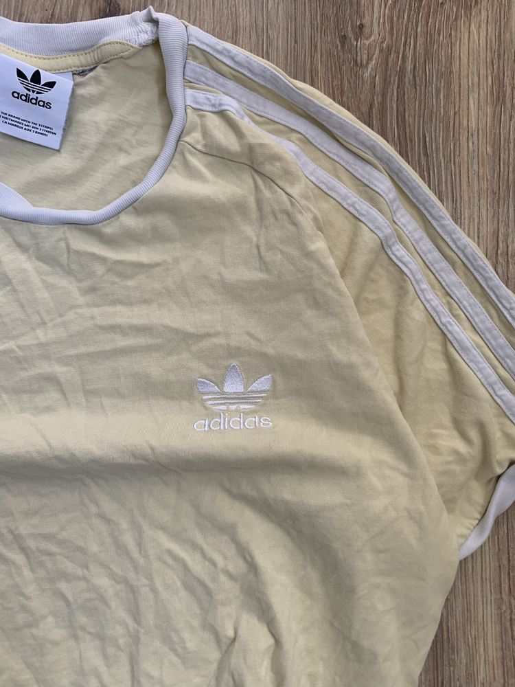 Футболка adidas на лампасах