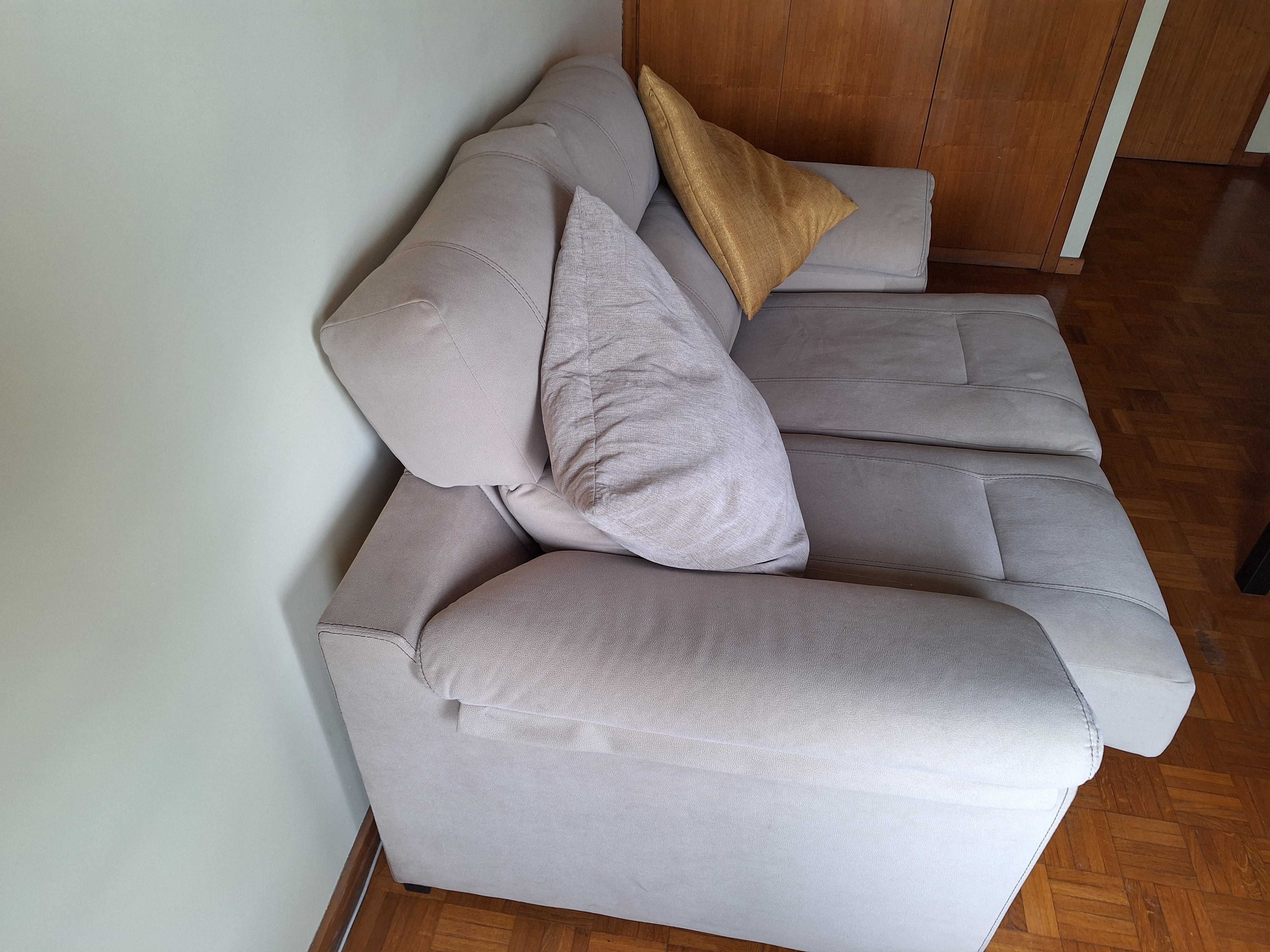Sofá 2 lugares estilo Chaise, Almofadas e mesinha de canto