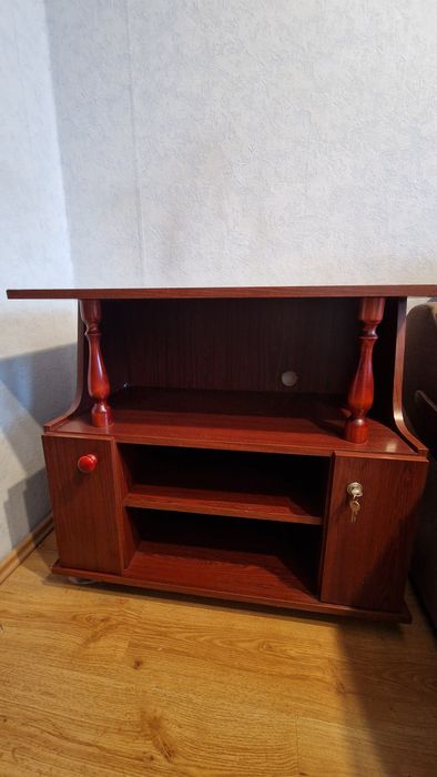 Szafka RTV z przegrodami zamykanymi na dokumenty