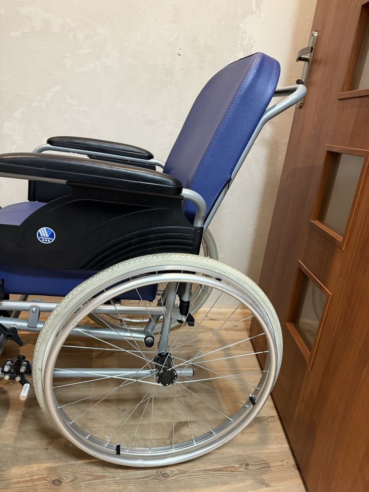 Wózek specjalny Vermeiren 9300 dla osoby z niepełnosprawnością.