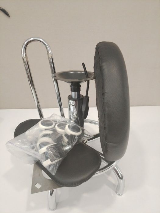 Стілець з спинкою. Висота регулюється