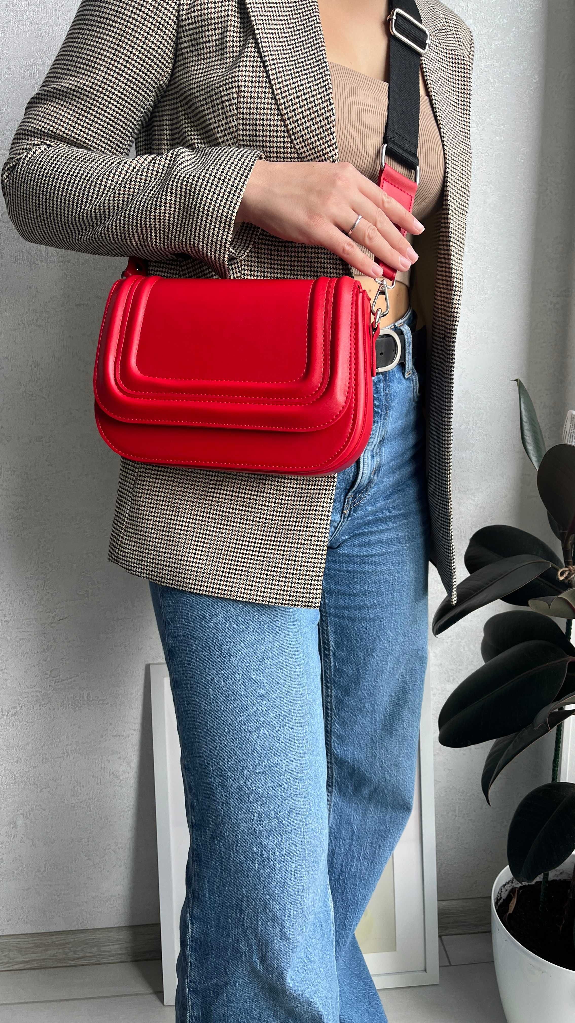 Жіноча сумка з еко-шкіри червона з широким ремінцем в стилі zara