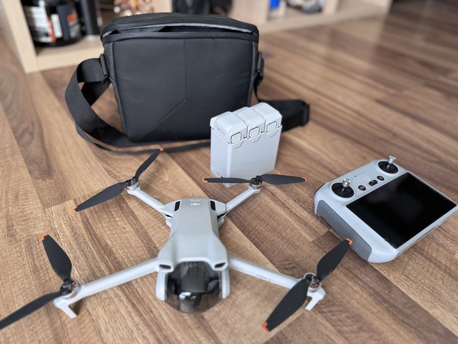 Dron. Dji mini 3 fly more combo. RC