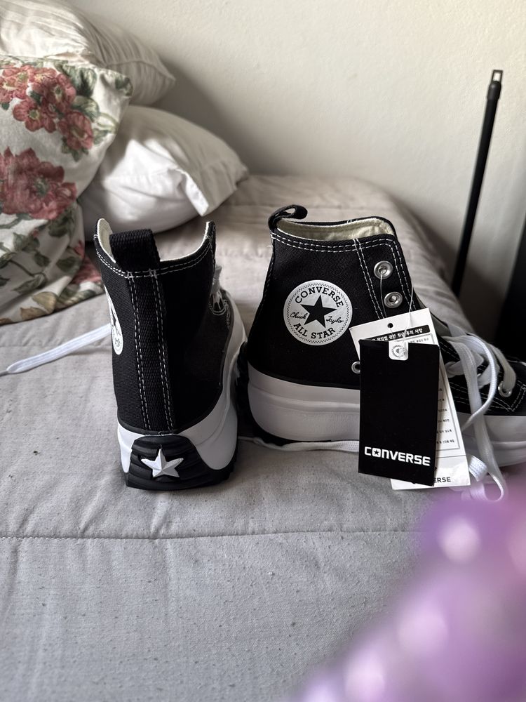 Um par de ténis converse all star