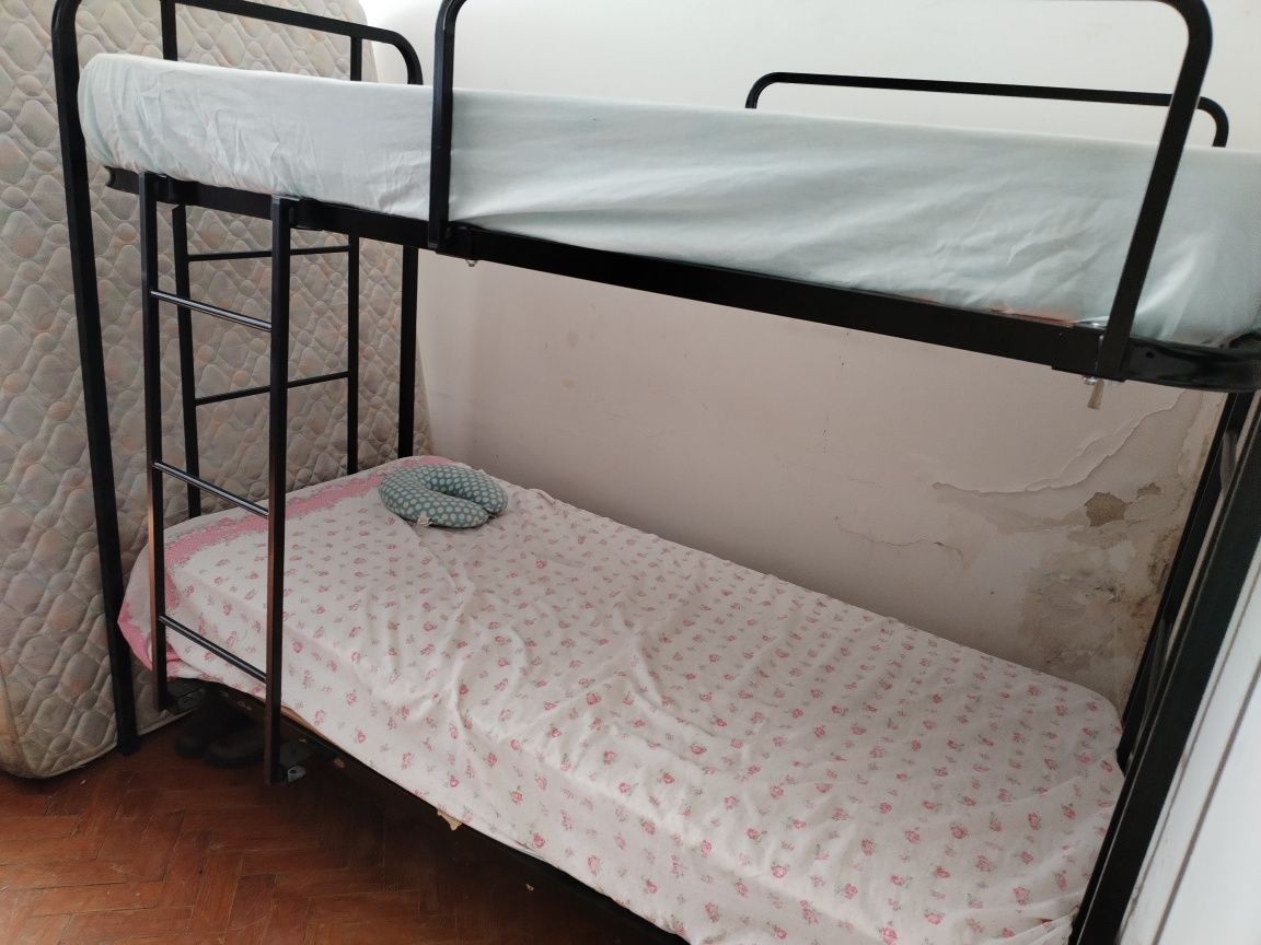 Cama beliche, valor 80 Euro tem que buscar