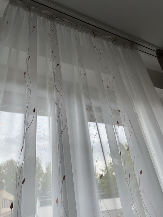 Piękne dwie firany woal z listkami na taśmie