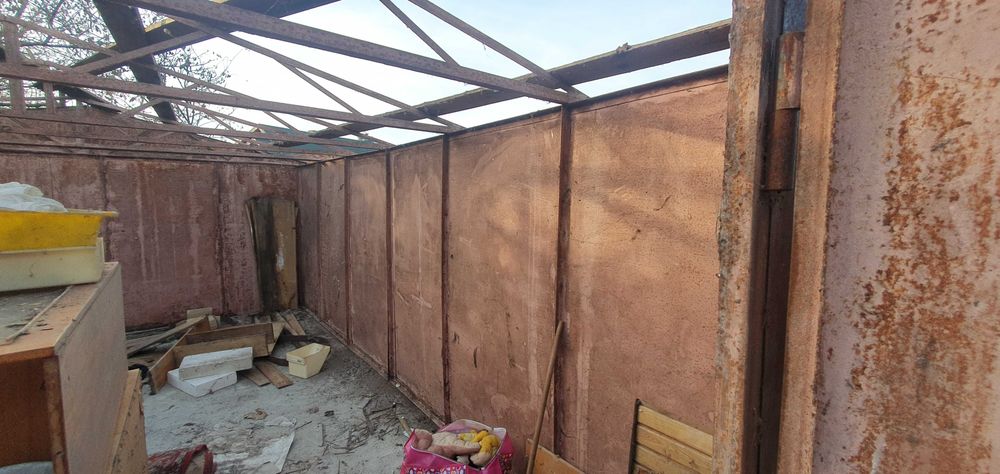 Гараж хороший високий.