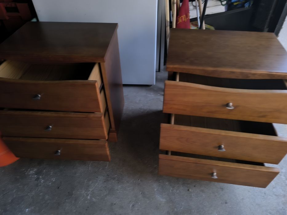 2 Mesas de cabeceira como novas em madeira maciça