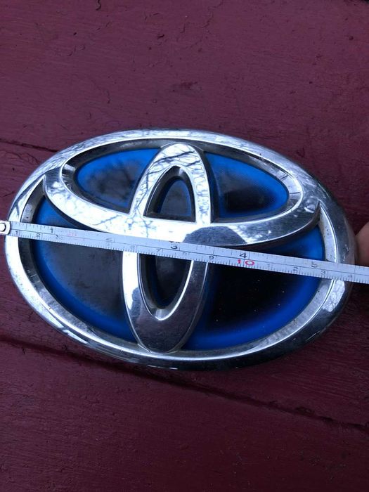Значок на кришку багажника Тойота Приус 3 Toyota Prius III