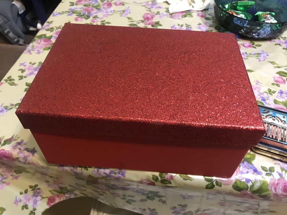 Подарочная коробка картонная красная с блестинками