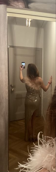 Sukienka sylwestrowa cekinowa z piórami złota