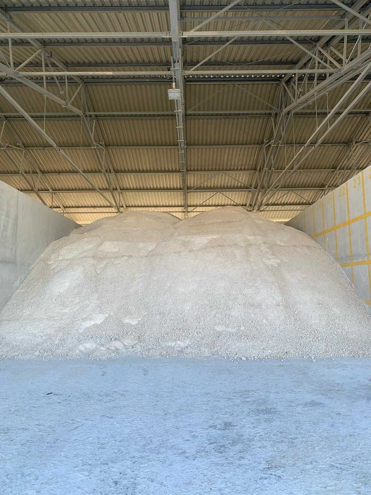 Organiczno-mineralny środek poprawiający właściwości gleby, wapno