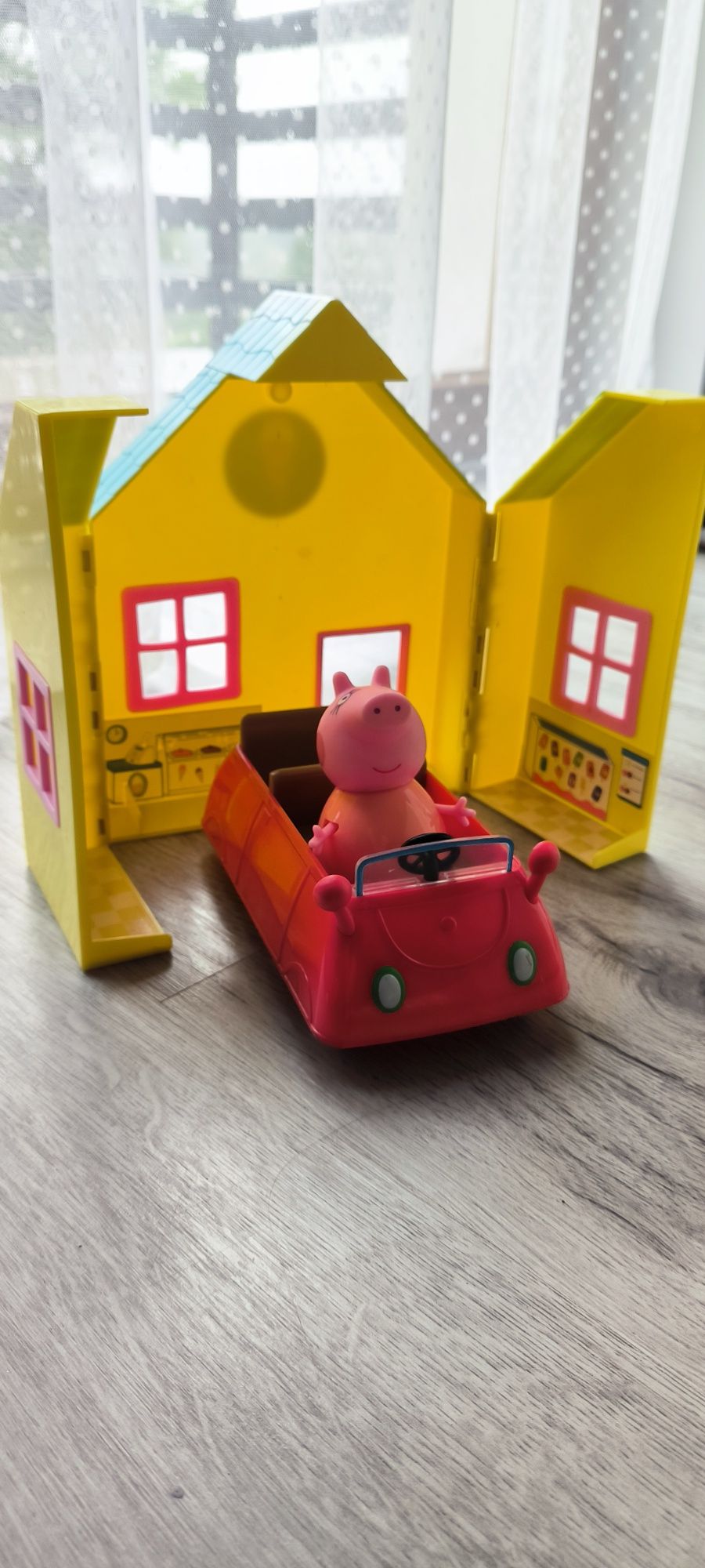 Świnka Peppa dom i samochód