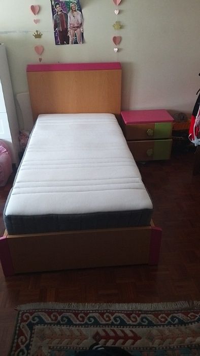 Cama e mesinha de cabeceira