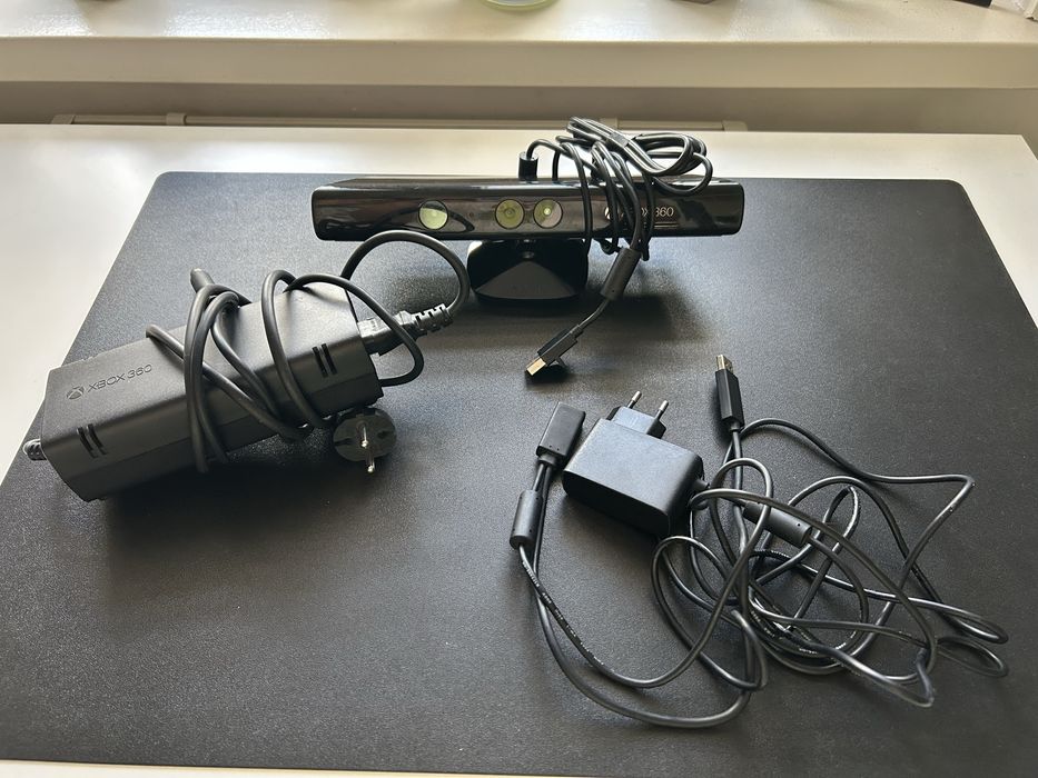 Xbox 360 w zestawie z padem, grami oraz sensor kinect