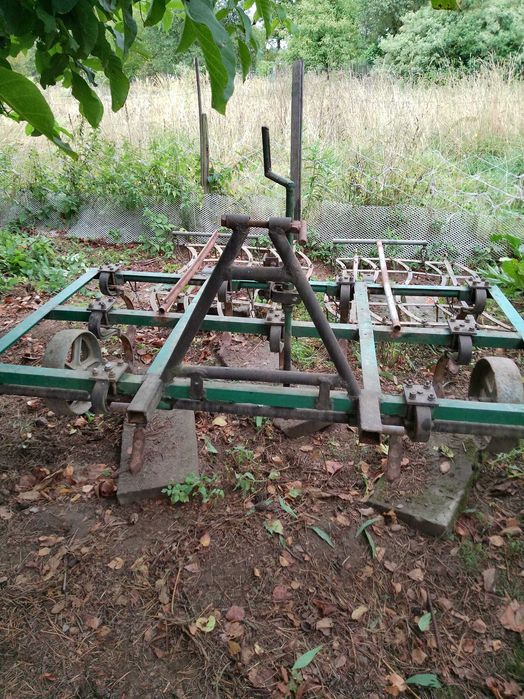 Kultywator z podwieszanymi bronami