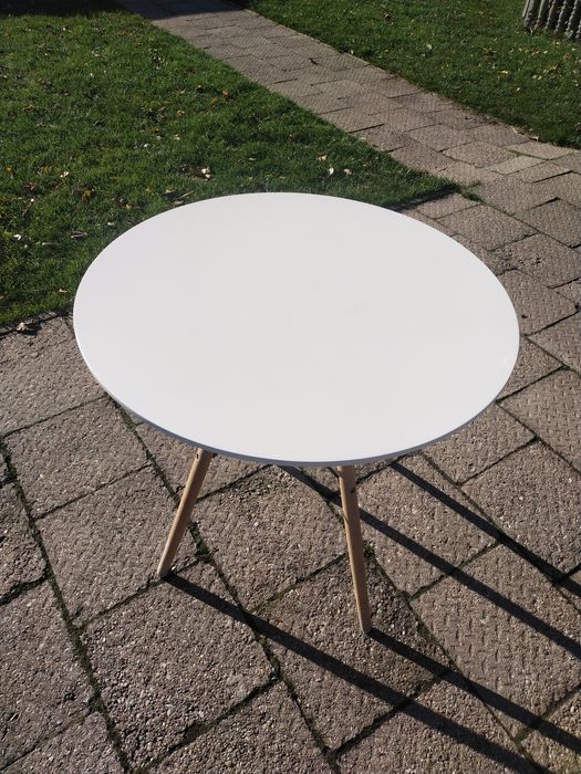 Biały okrągły stół typ skandynawski