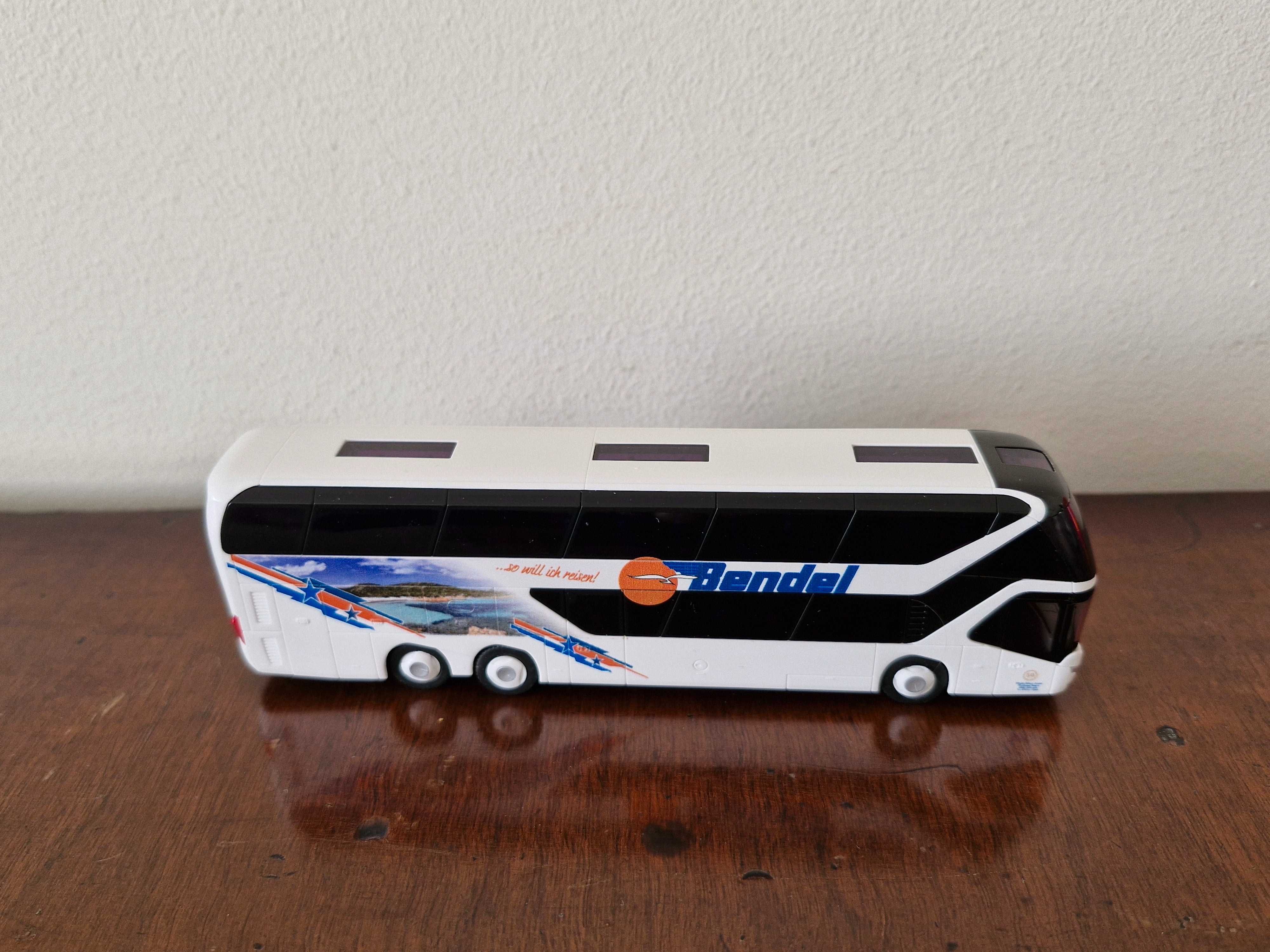 Autokar Neoplan Skyliner Rietze 69033 skala 1:87