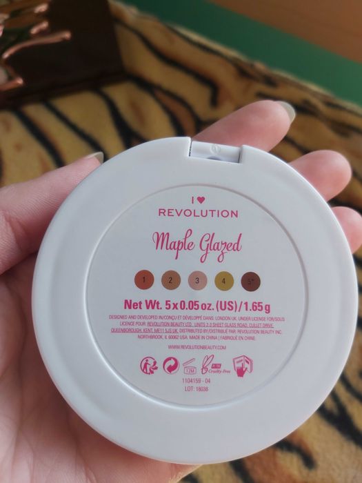 Makeup Revolution Donuts Maple Glazed Paleta cieni do powiek