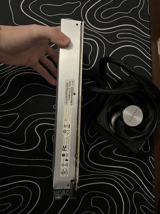 ТЕРМІНОВО Продам відеокарту rx vega 64 на водяному охолоджіні