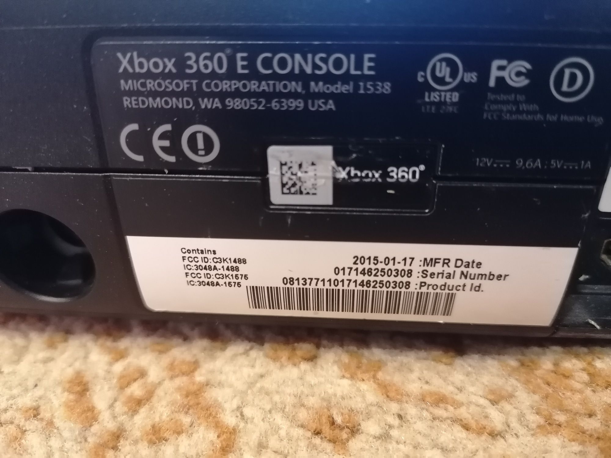 Konsola Xbox 360 E 250GB z 2 padami