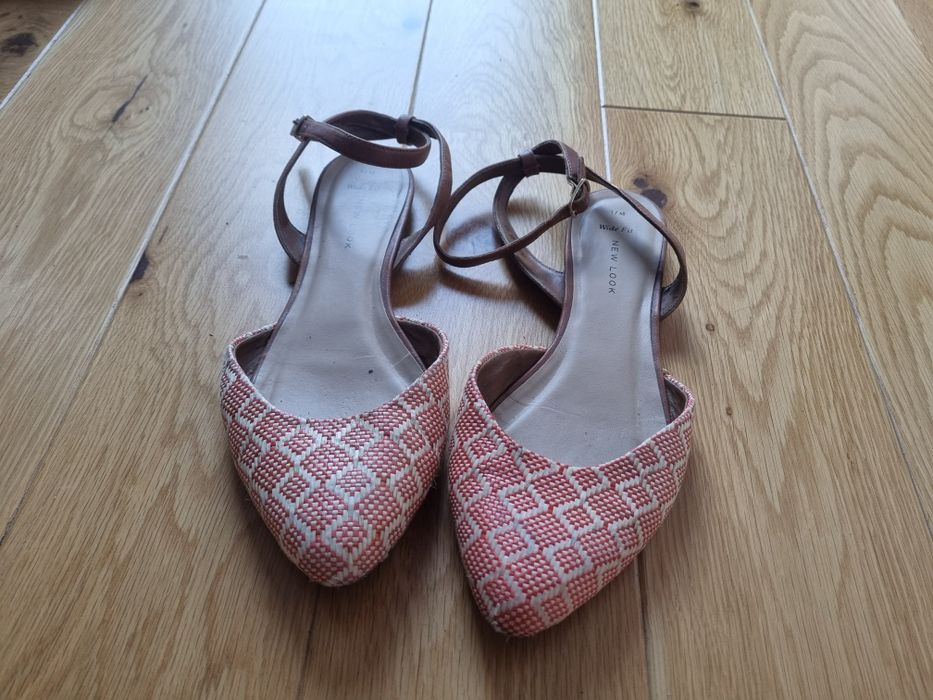 Sandałki New Look z zakrytym palcem na płaskiej podeszwie