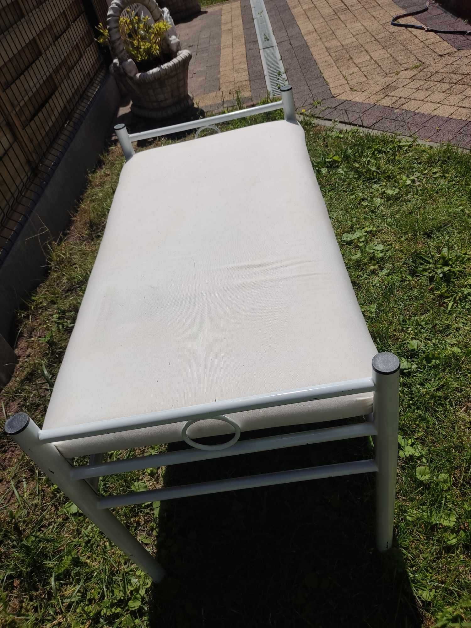 metalowa ławka z siedziskiem