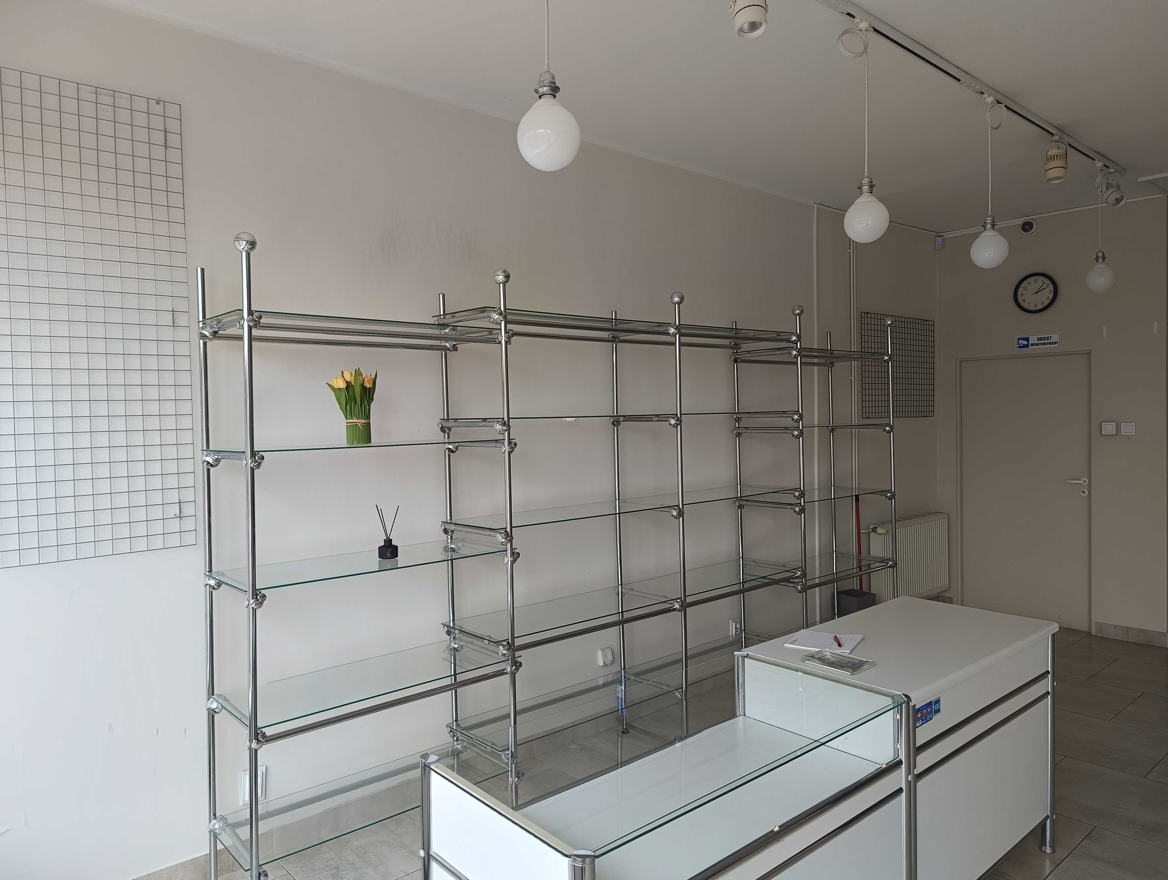 Regał aluminiowy z szklanymi półkami