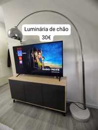 Luminária de chão.