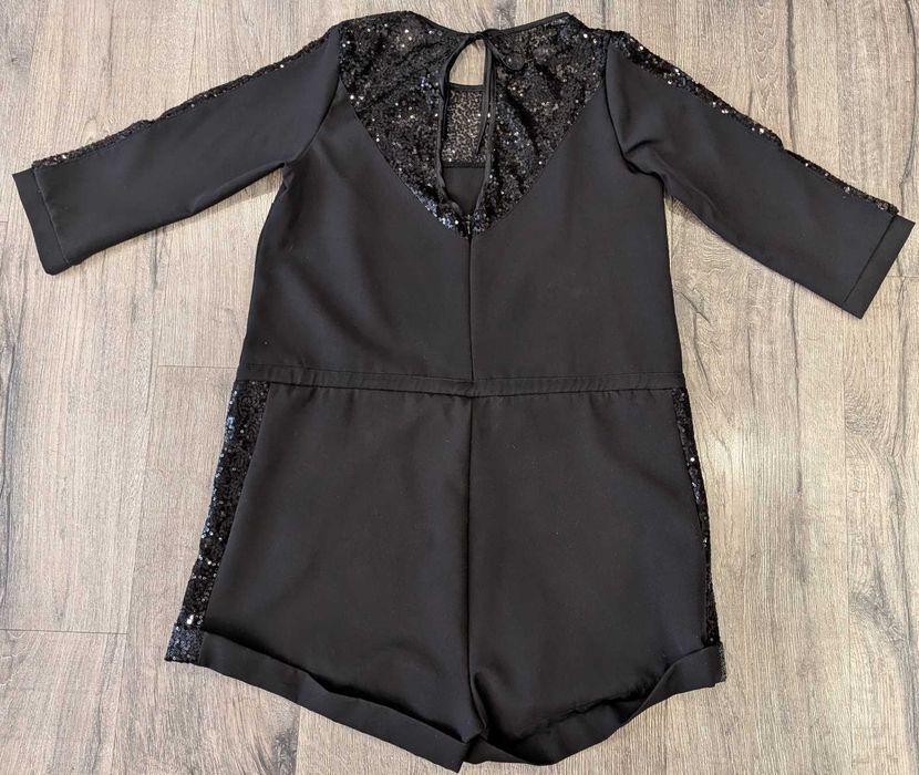 Стильный вечерний комбинезон с паетками и шортами на размер М.
